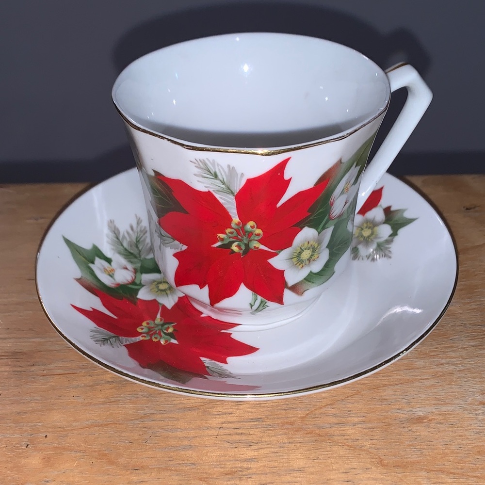 🎄🎄Vintage Poinsettia Teacup and Saucer Set